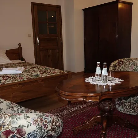 Gosciniec Dworski W Ropie - Goscinne ホリデーパーク Ropa