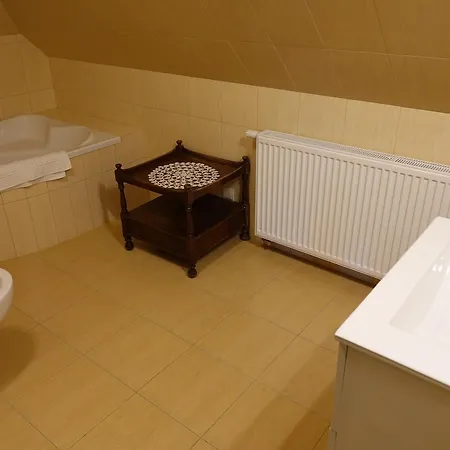 Gosciniec Dworski W Ropie - Goscinne Holiday park Ropa