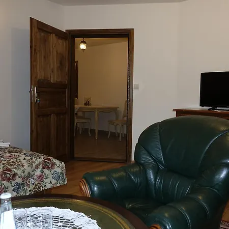 Gosciniec Dworski W Ropie - Goscinne 3* Ropa